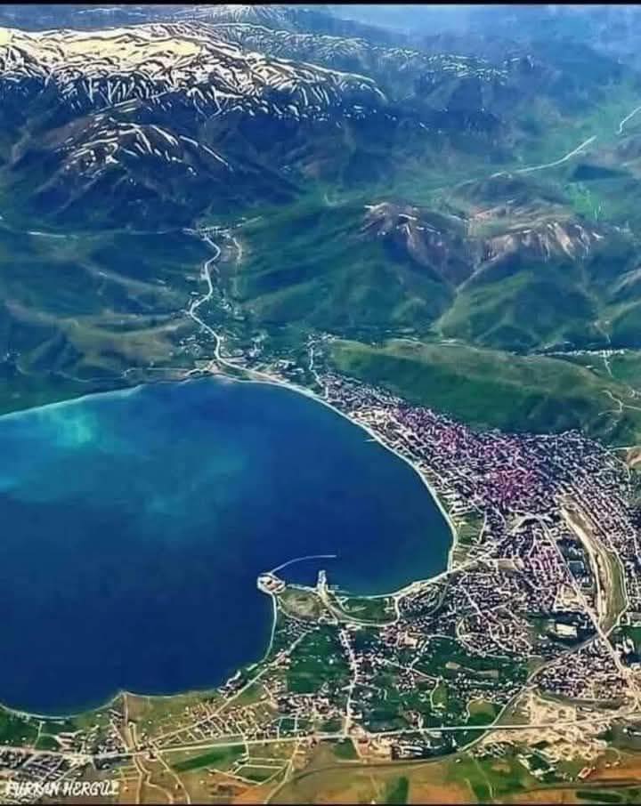 Tatvan’da Van Gölü Manzarası Büyüledi