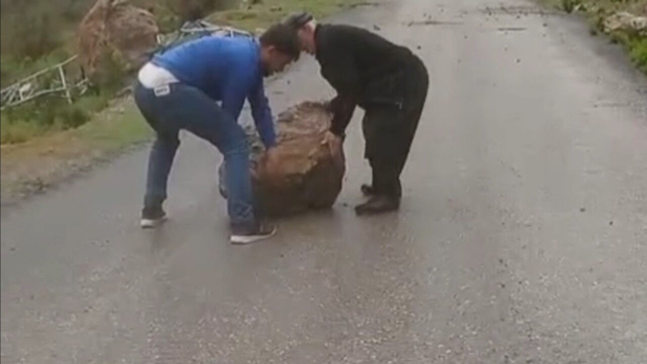 Yağmur Sonrası Yola Kayalar Düştü