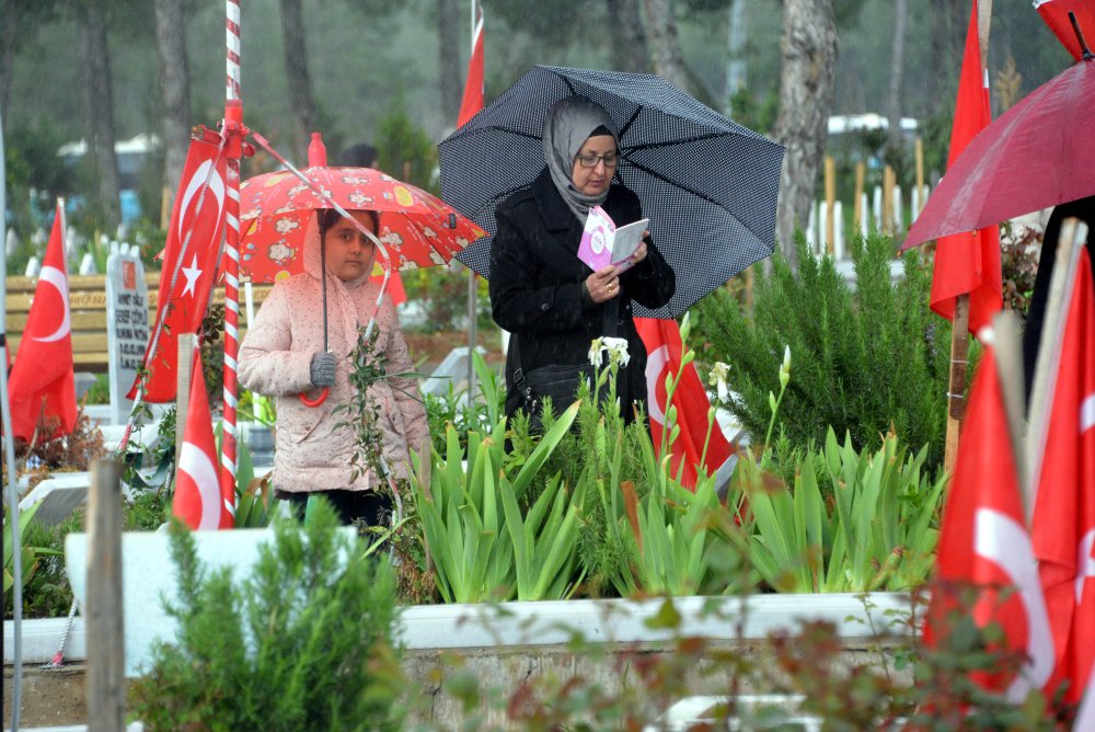 Acilar Hala Taze Deprem Mezarliginda Huzunlu Bayram 001