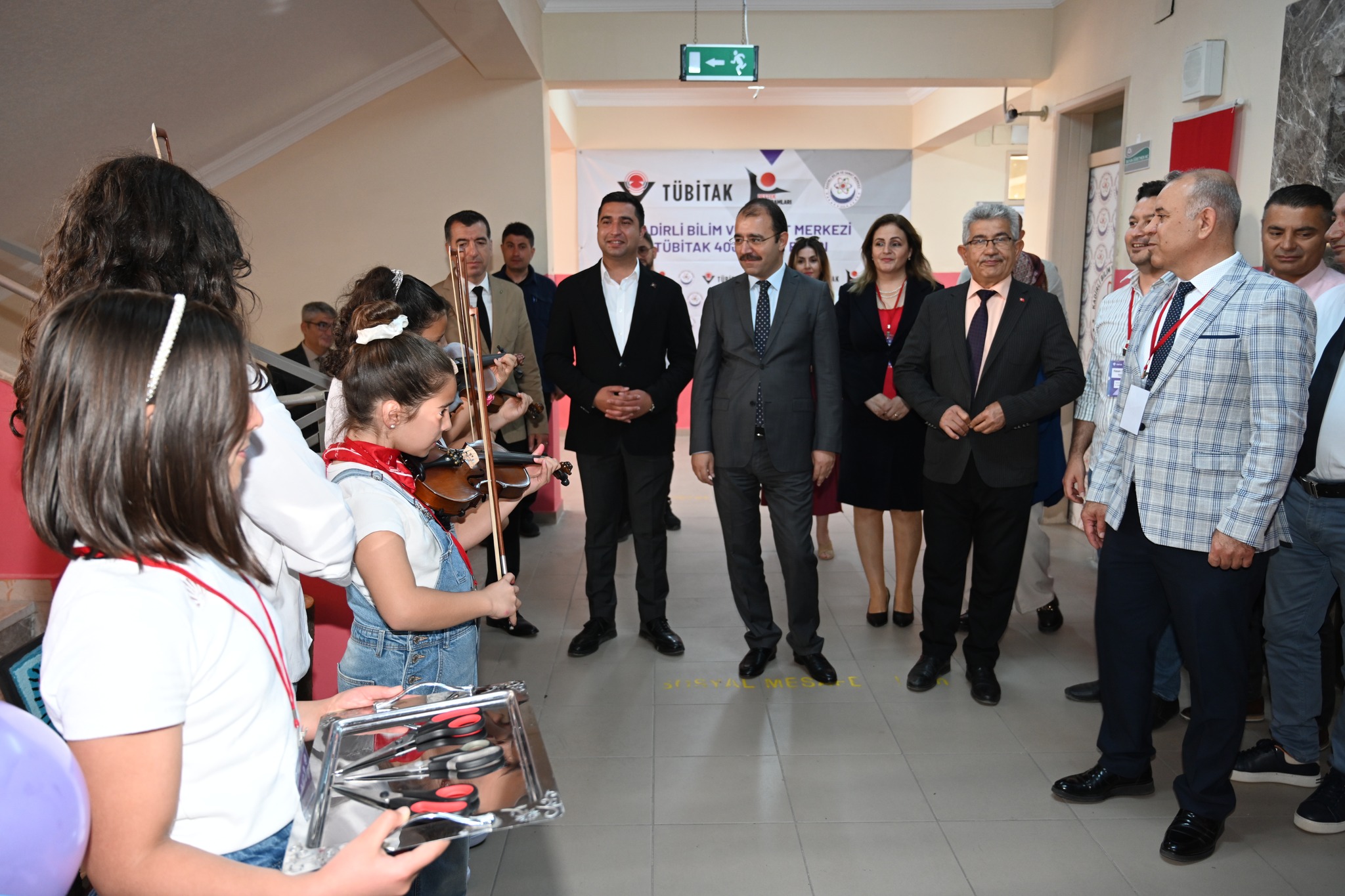 Kadirli’de Bilim Ve Teknoloji Rüzgarı Tübi̇tak 4006 Bilim Fuarı Açıldı (1)