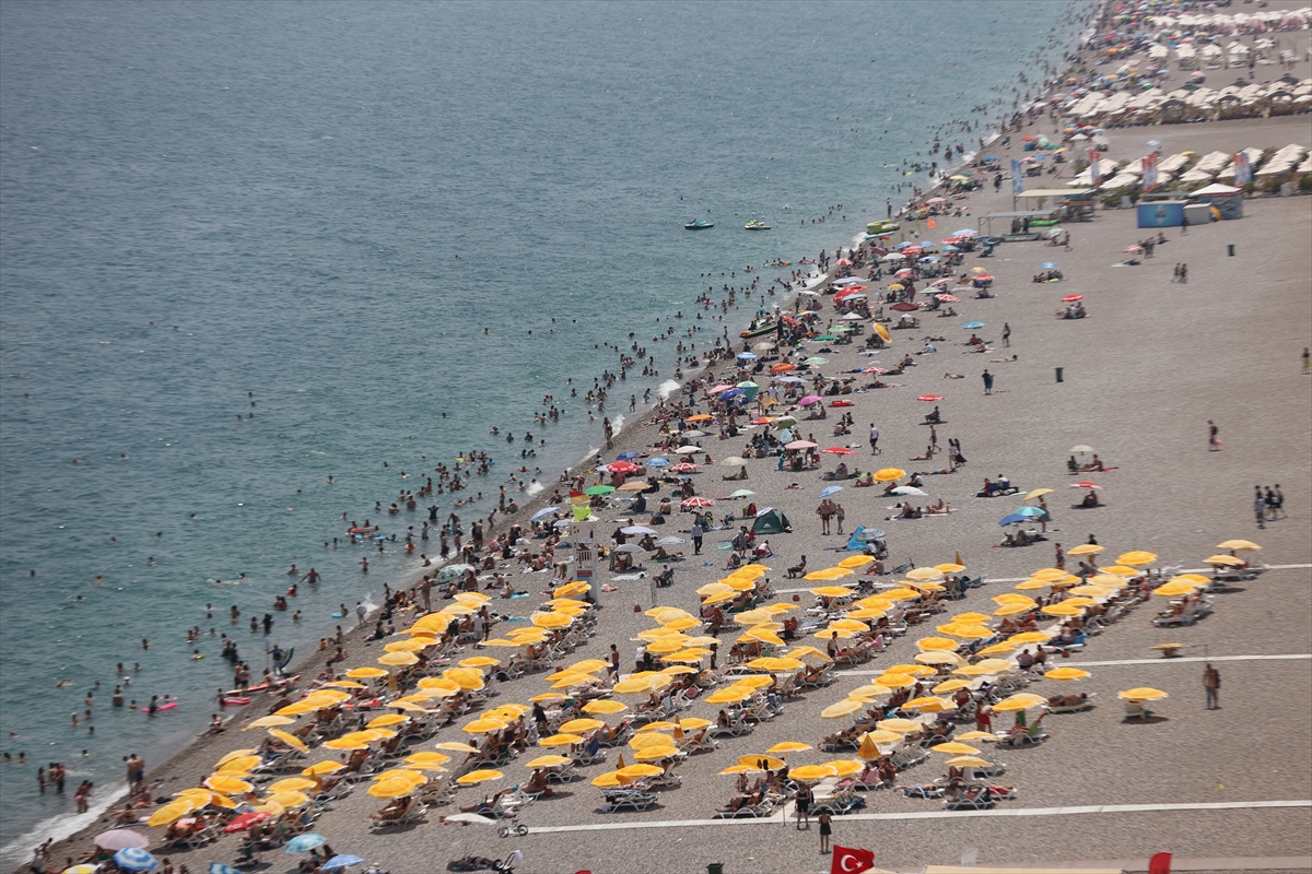 Antalya'da sahillerde bayram yoğunluğu yaşanıyor-1