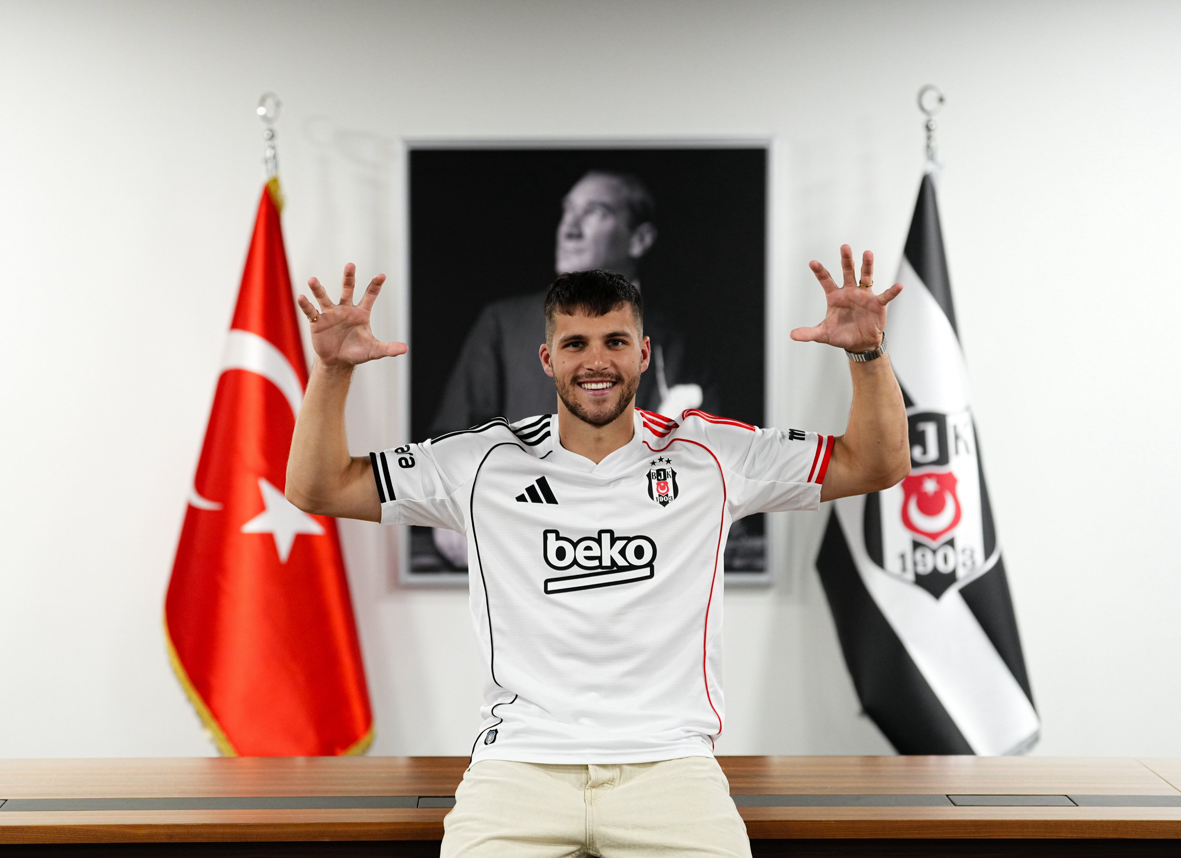 Beşiktaş, David Jurasek'i Kadrosuna Kattığını Açıkladı3
