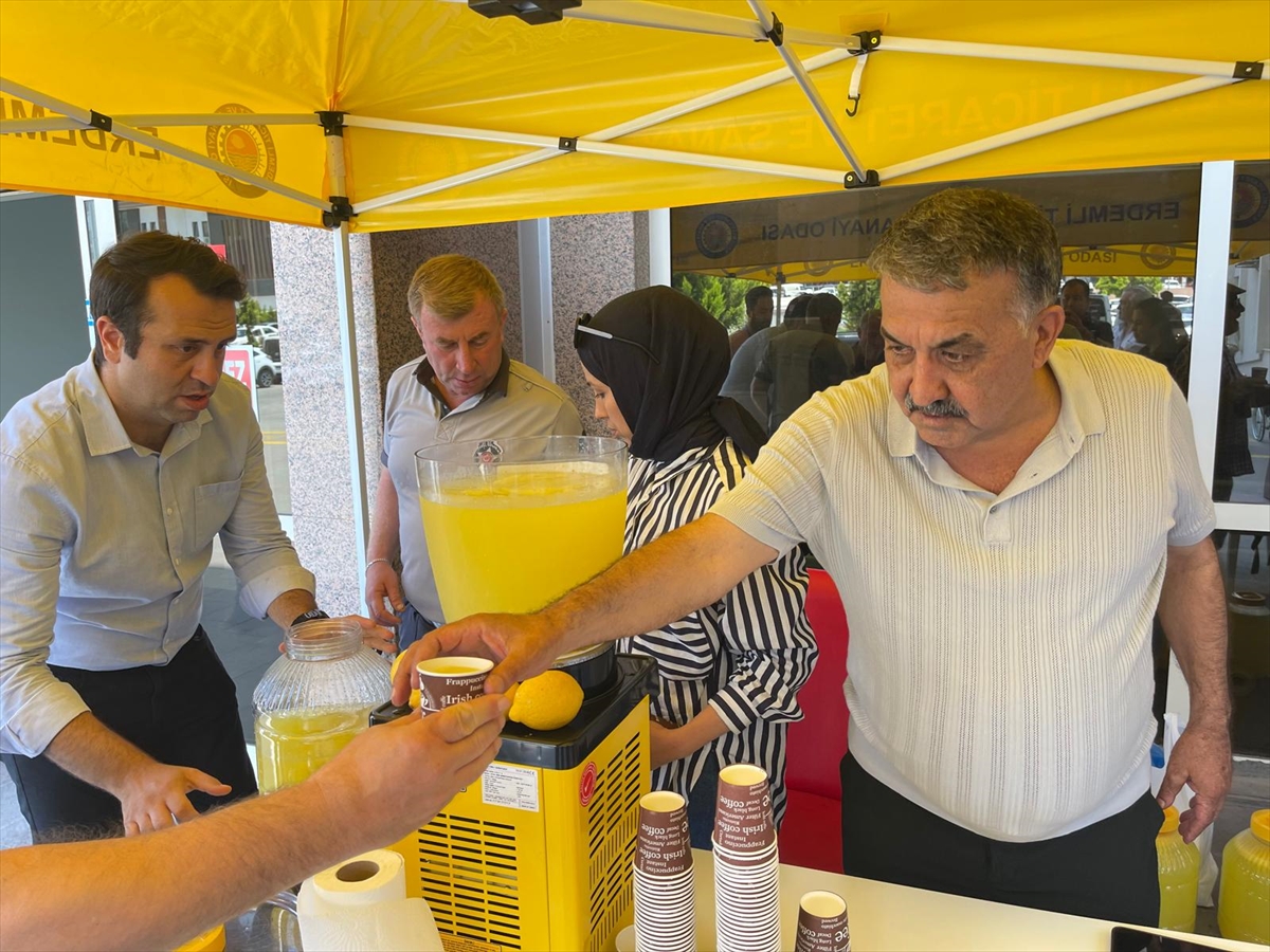 Erdemli'de Sağlık Çalışanlarına Limonata Ikram Edildi