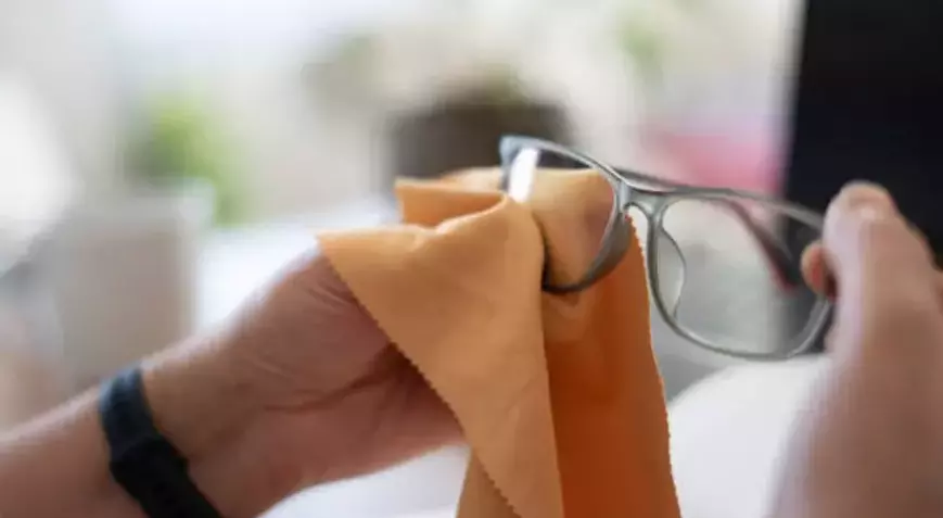 Gözlük Camını Böyle Temizleyin1