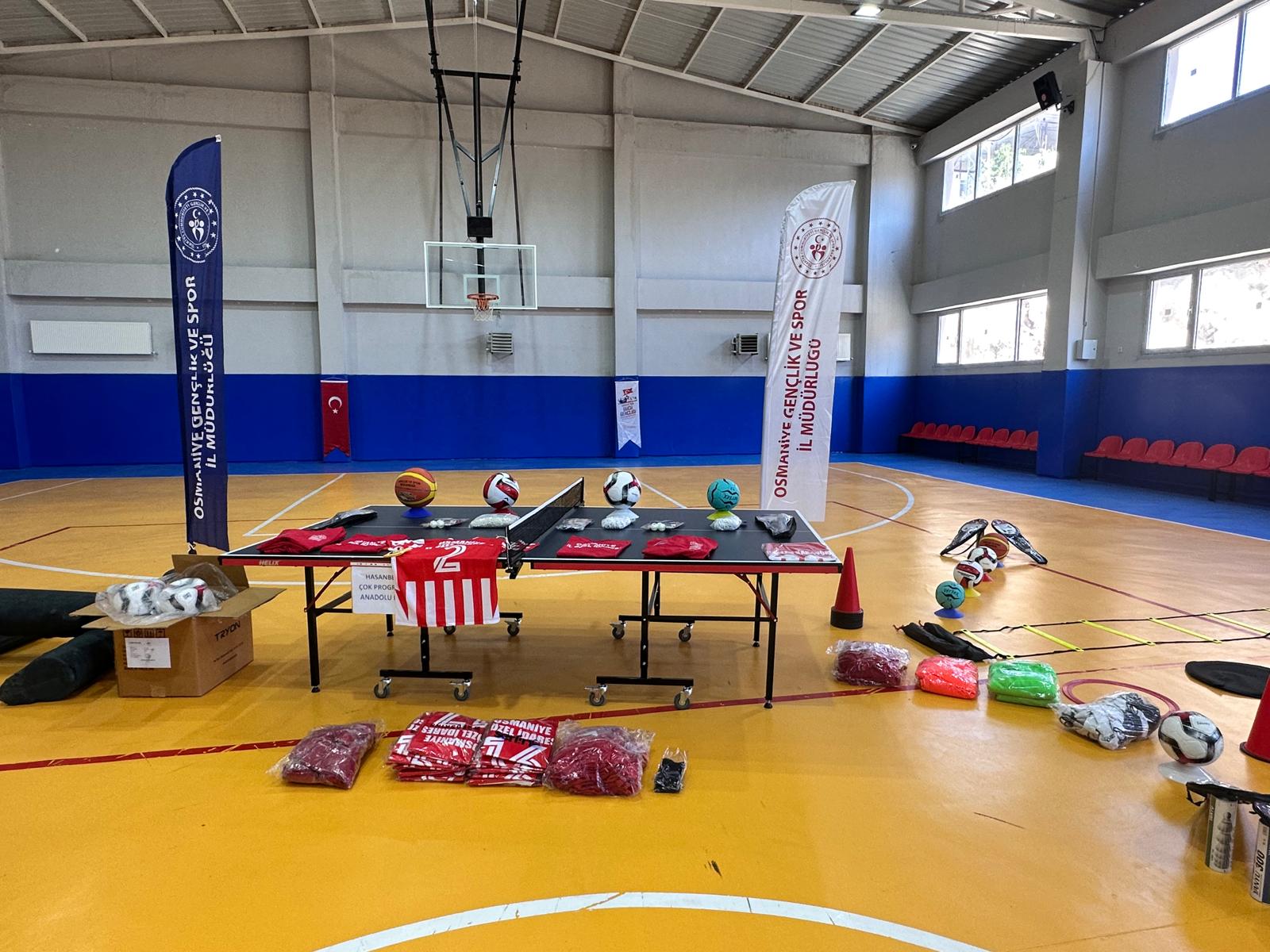 Hasanbeyli’de Öğrencilere Spor Malzemesi Desteği (1)-1