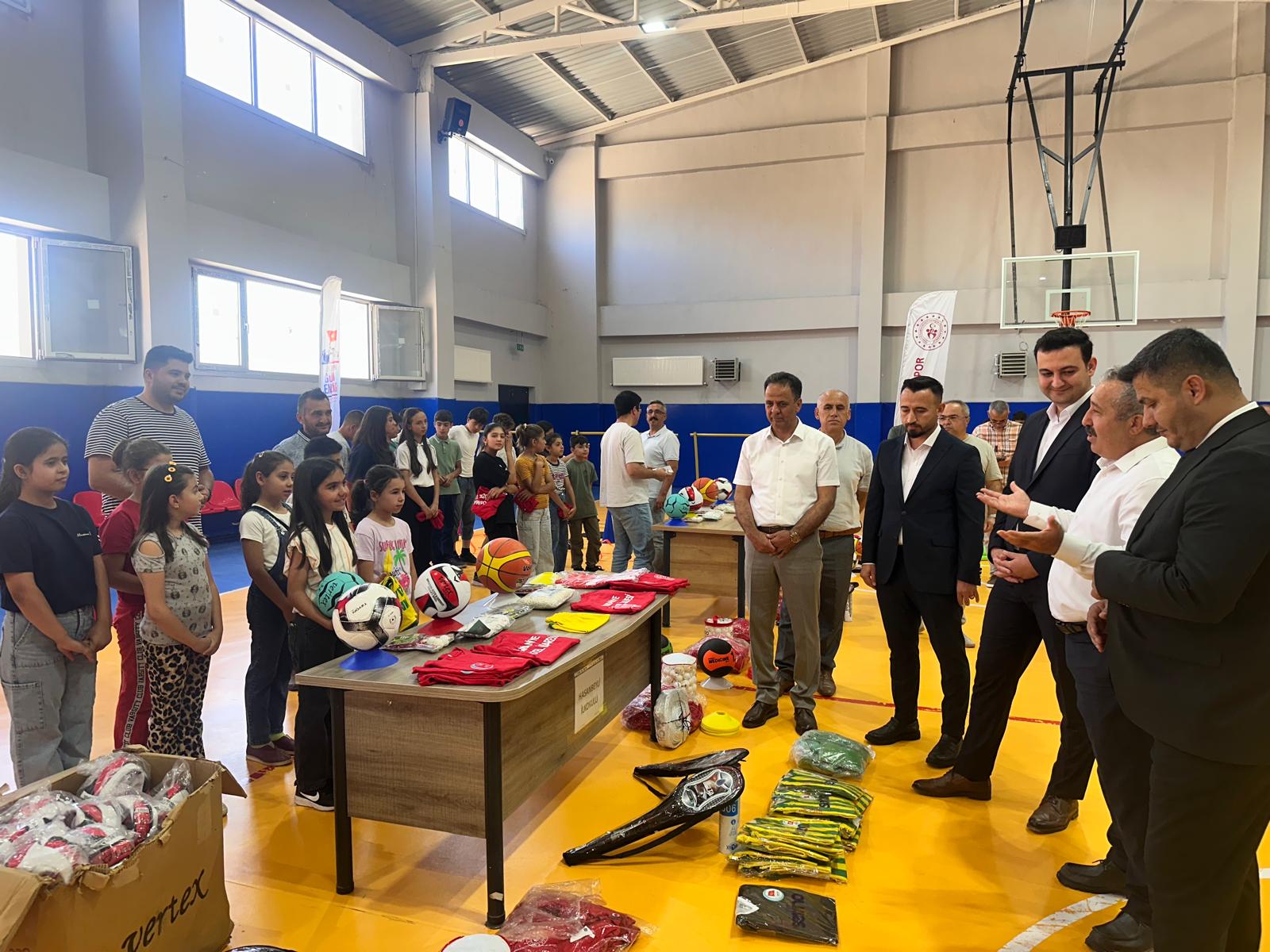 Hasanbeyli’de Öğrencilere Spor Malzemesi Desteği (1)