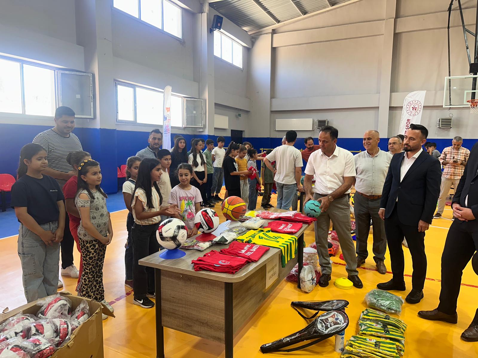 Hasanbeyli’de Öğrencilere Spor Malzemesi Desteği (5)