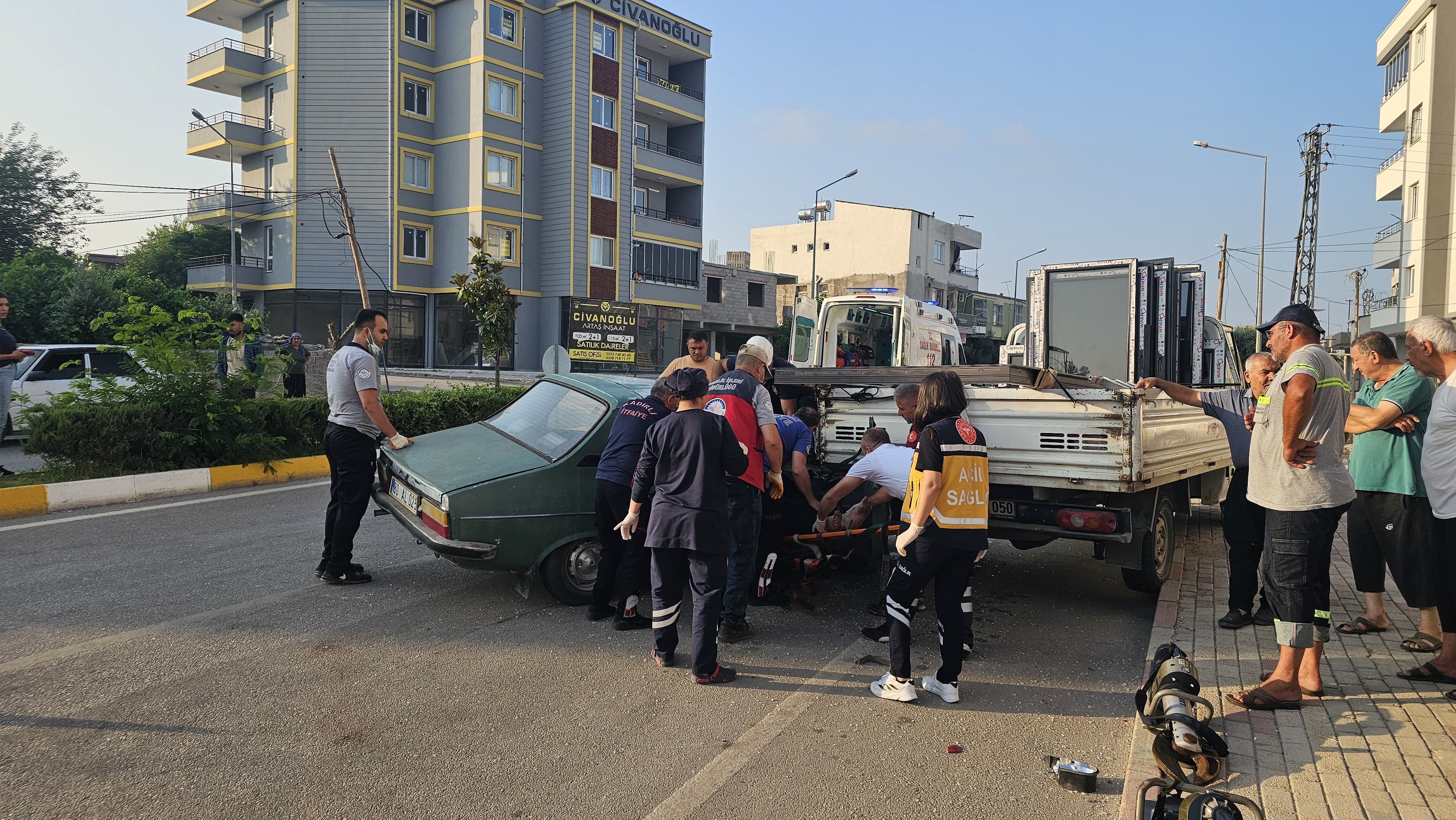 Kadirli’de Otomobil Kamyonete Çarptı 2 Yaralı (2)