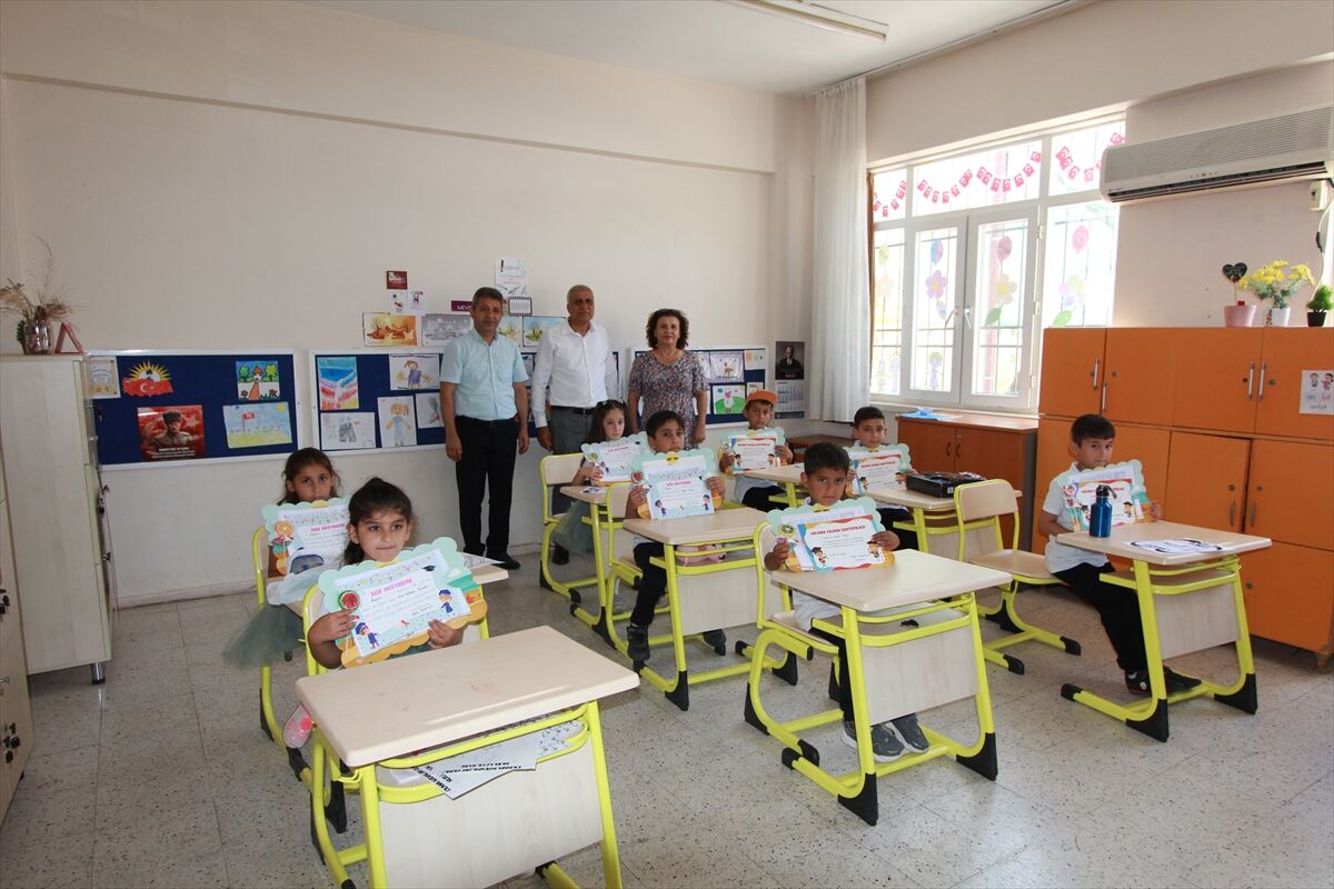 Mersin, Hatay Ve Osmaniye'nin Ilçelerinde Öğrenciler Karnelerini Aldı