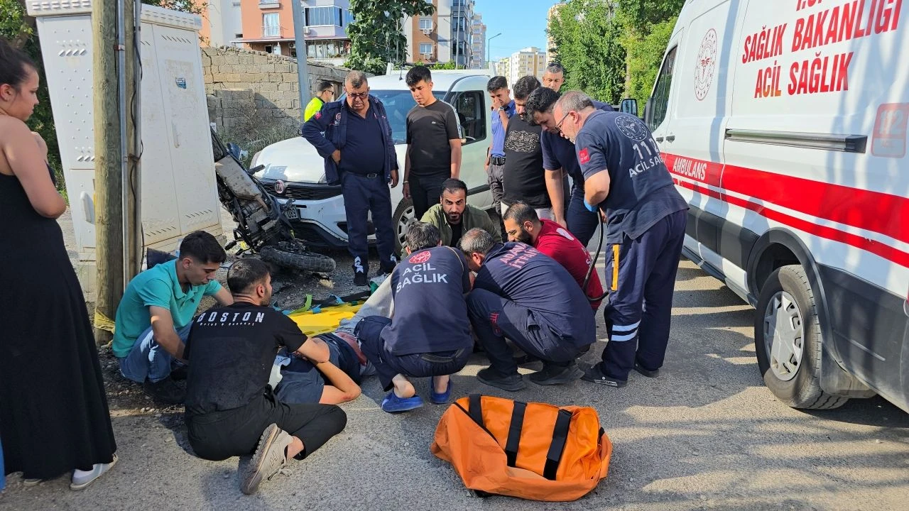 Adanada Kamyonet Ile Telefon Hat Dagitim Kutusu Arasinda Sikisan Motosiklet Surucusu Yaralandi