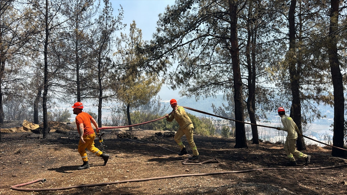 Antalya'da Çıkan Orman Yangınına Müdahale Ediliyor 1