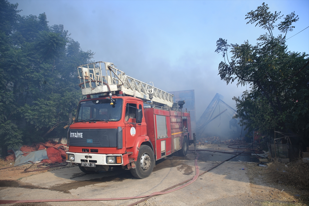 Antalya'da Mobilya Atölyesinde Çıkan Yangın Söndürüldü