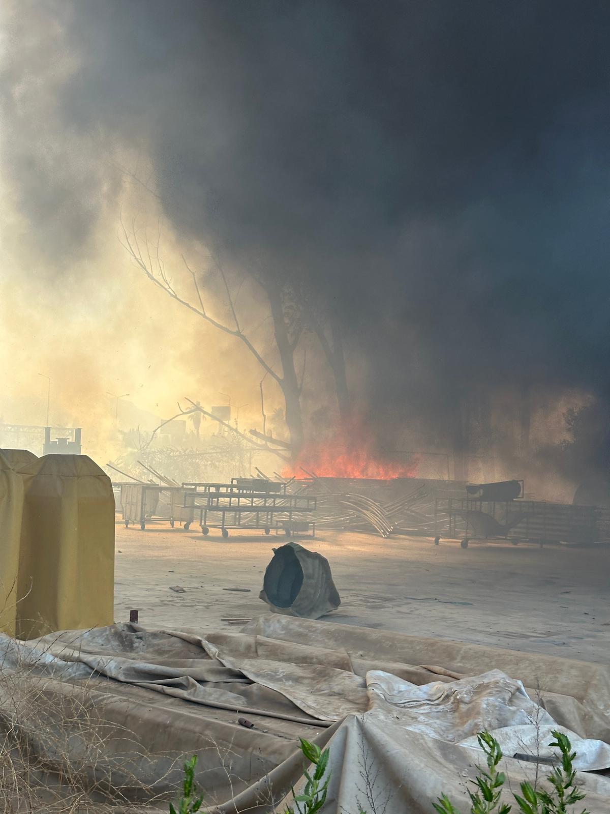 Antalya'da Otluk Alanda Çıkan Ve Iş Yerlerine Sıçrayan Yangına Müdahale Ediliyor