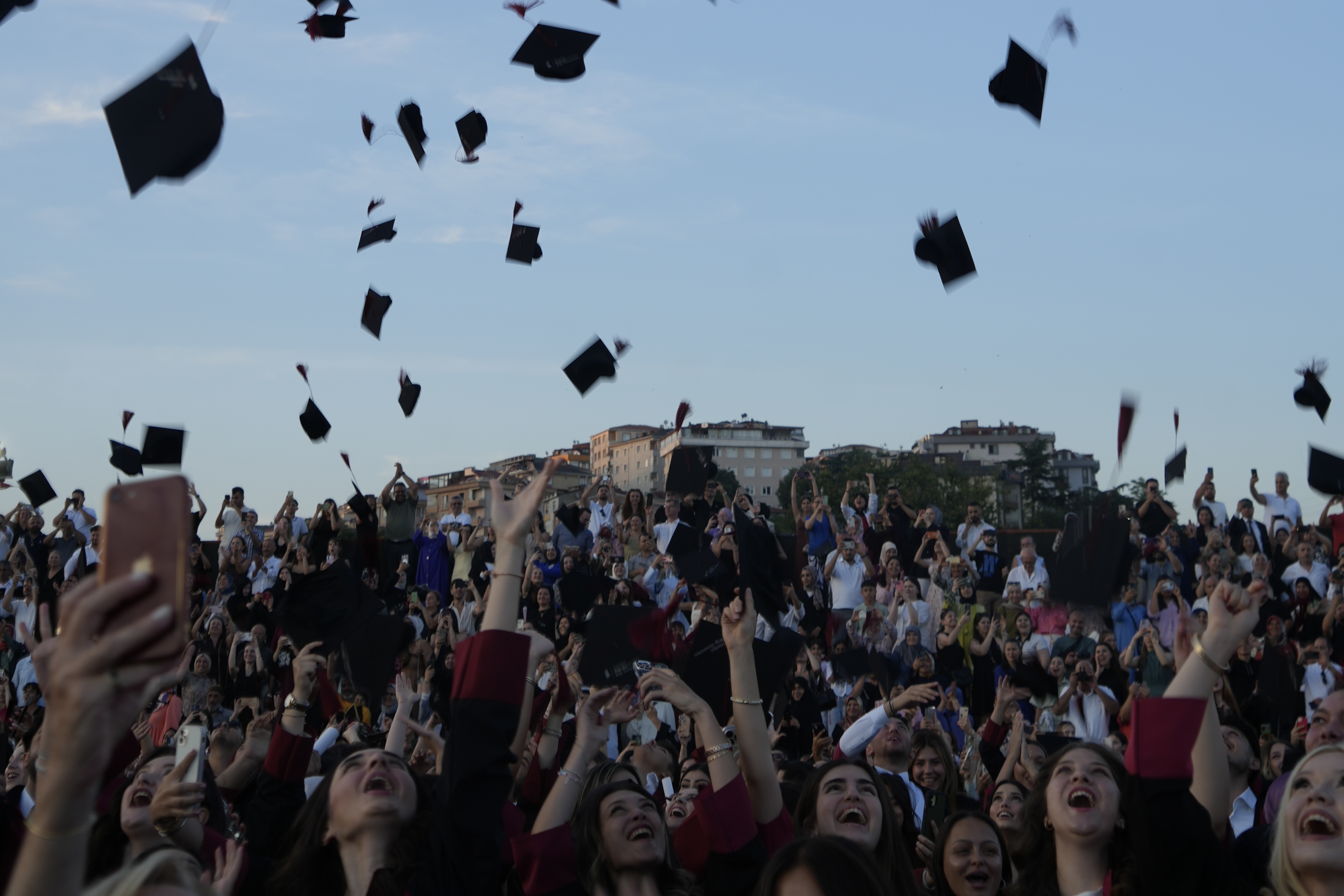 Bi̇lgi̇’de Mezuniyet Coşkusu 3 Bin Mezun Diplomalarını Aldı (1)