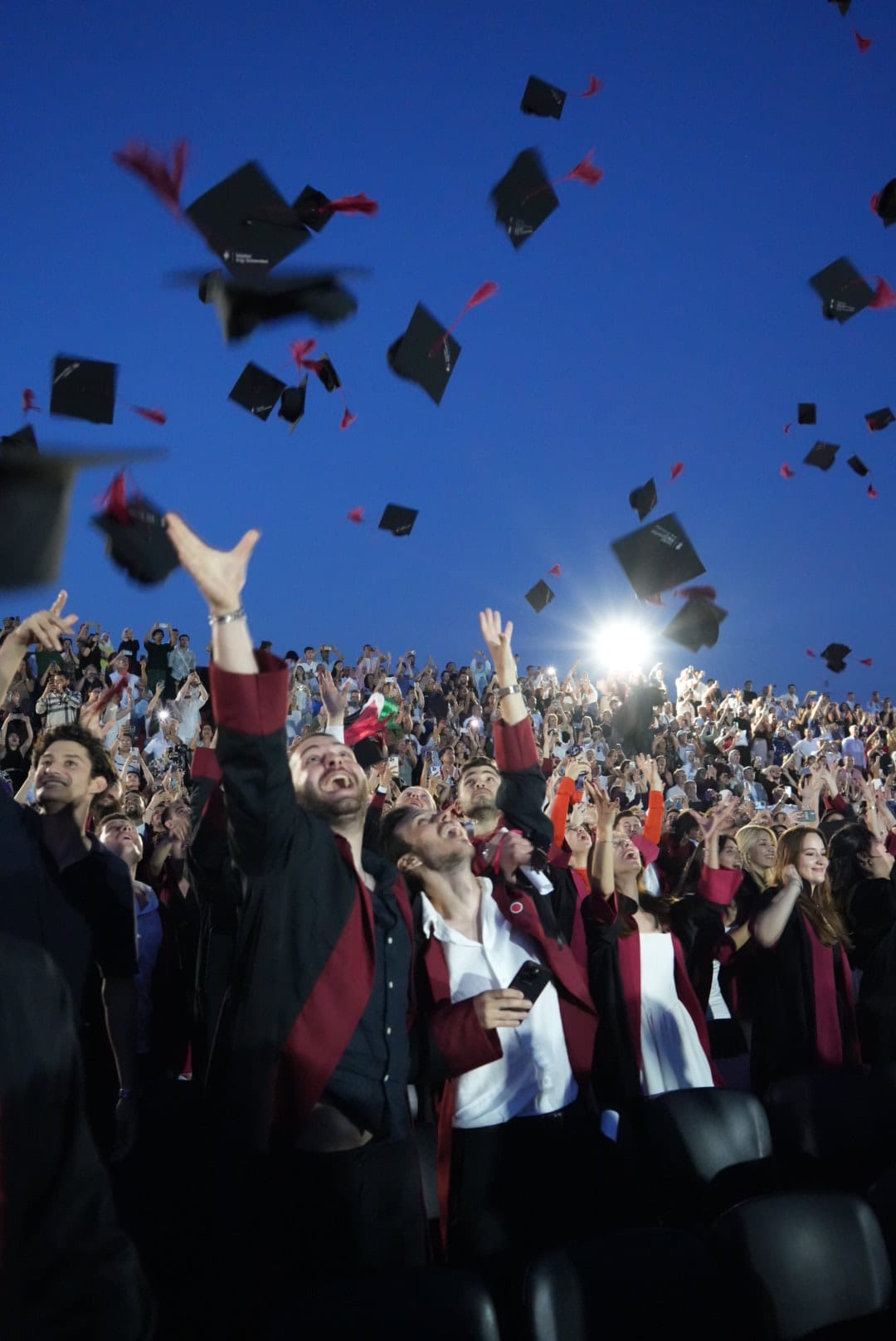 Bi̇lgi̇’de Mezuniyet Coşkusu 3 Bin Mezun Diplomalarını Aldı (2)