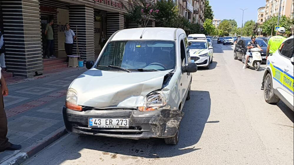 Bursa'da Iki Araç Kafa Kafaya Çarpıştı2