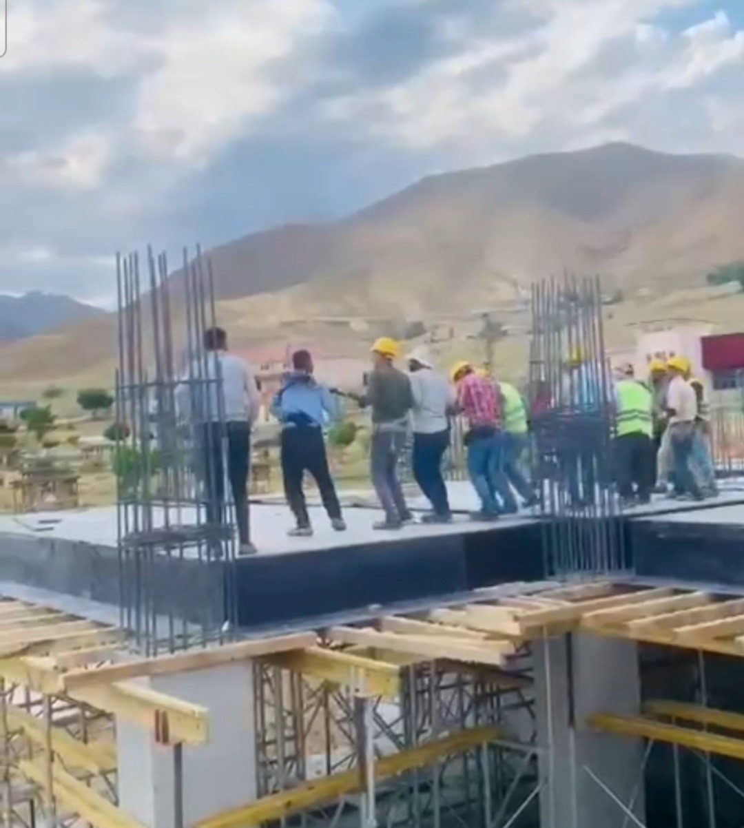 Düğün Müziğine Dayanamadılar, Şantiyede Halay Başladı (1)