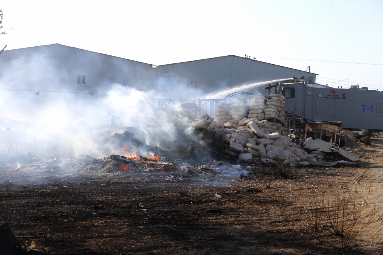 Güncelleme Antalya'da Otluk Alanda Çıkan Ve Iş Yerlerine Sıçrayan Yangın Kontrol Altına Alındı