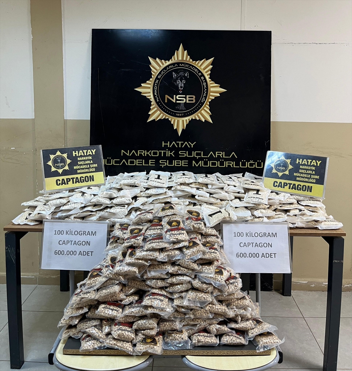 Hatay'ın Altınözü Ilçesinde Arazide Çuvallar Içerisinde 600 Bin Uyuşturucu Hap Ele Geçirildi.