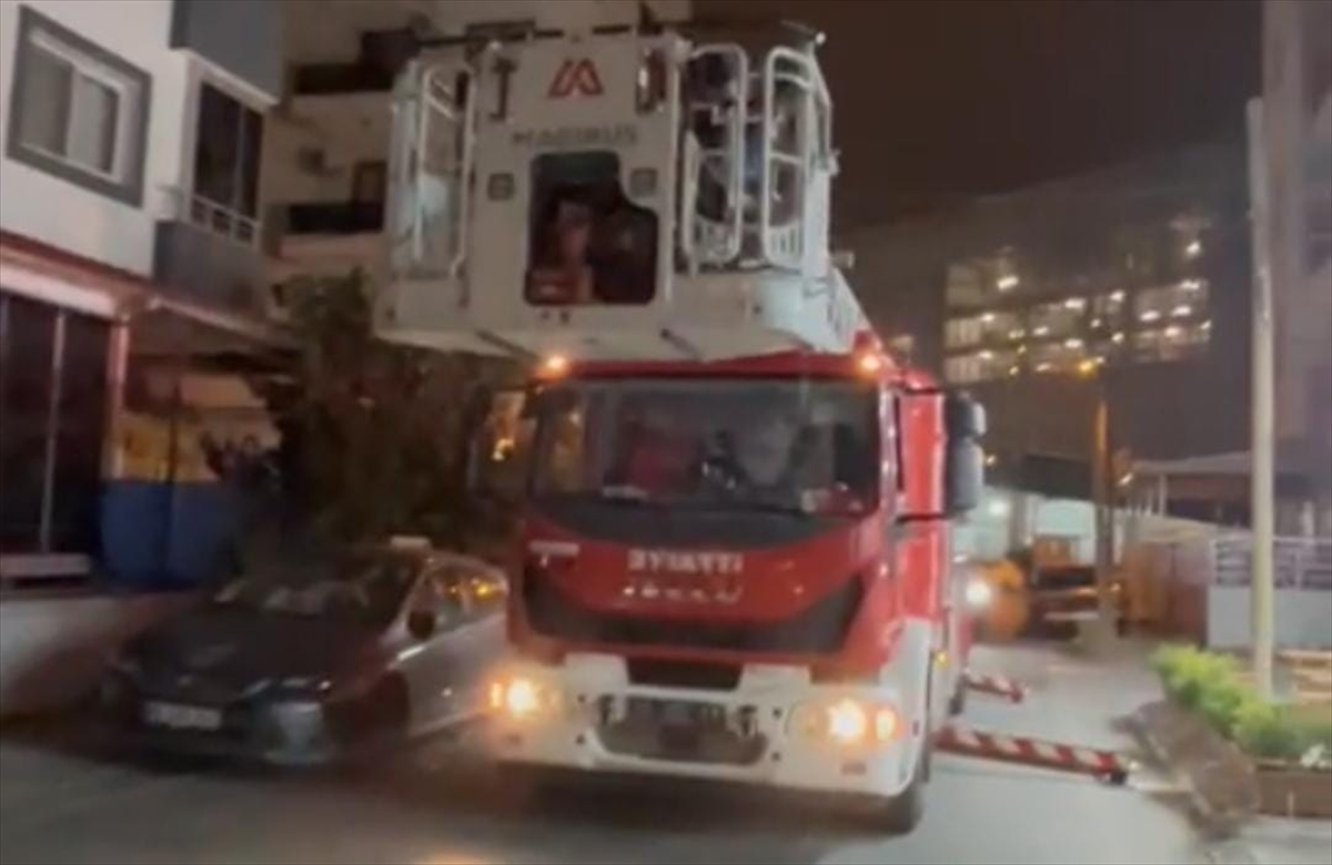 İskenderun'da Çatıda Mahsur Kalan Kediyi Itfaiye Kurtardı