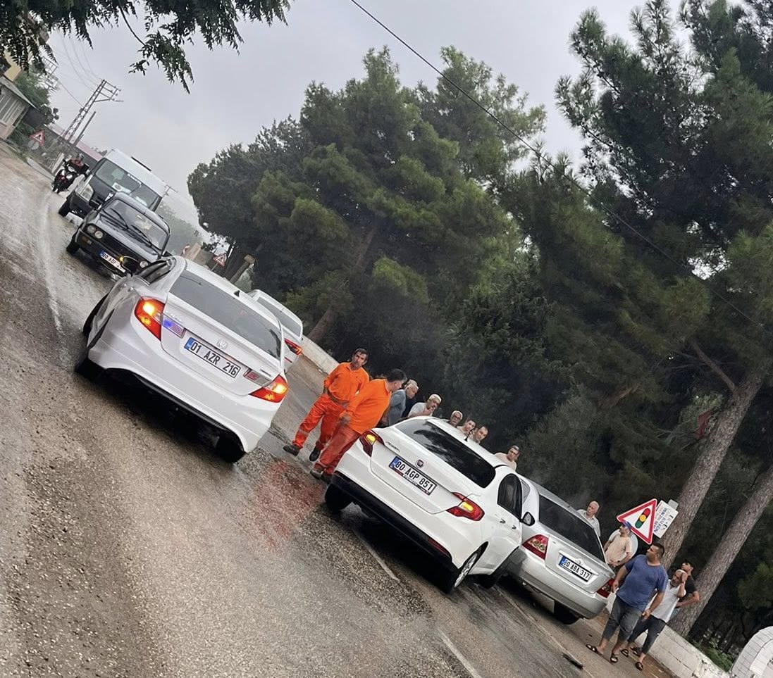 Kanligeçi̇t Yolunda İşçi̇ Servi̇si̇ İle Otomobi̇l Çarpişti 2 Yarali (2)