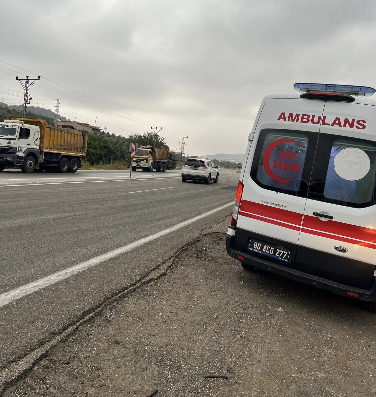 Kanligeçi̇t Yolunda İşçi̇ Servi̇si̇ İle Otomobi̇l Çarpişti 2 Yarali (3)