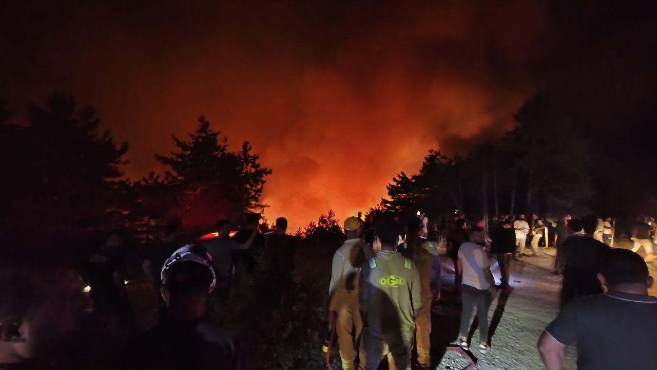 Karabük’te Günlerdir Süren Orman Yangını Büyüyor, Tahliyeler Devam Ediyor (2)