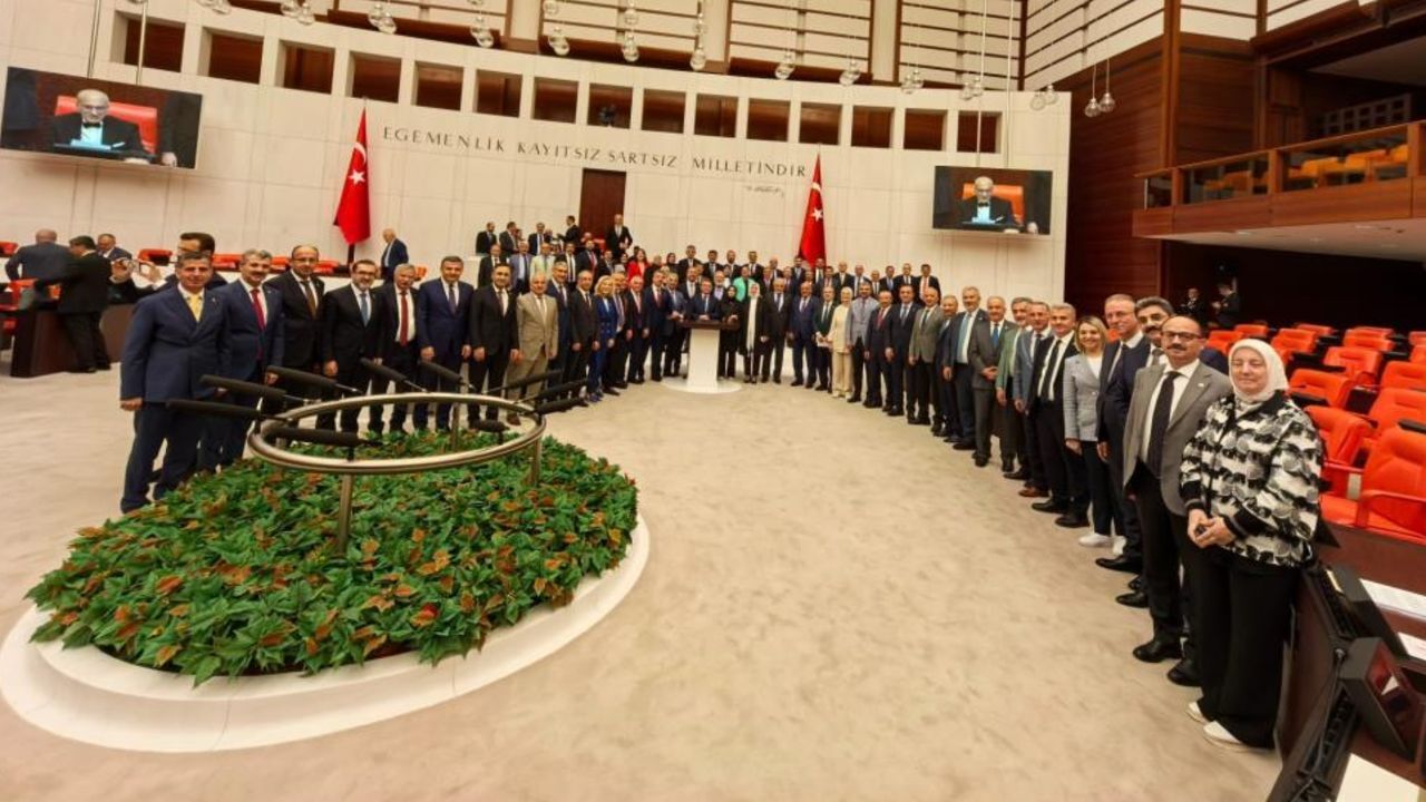 Meclis Tatile Girdi Milletvekilleri Hatira Fotograf Cektirdi 17530751555793