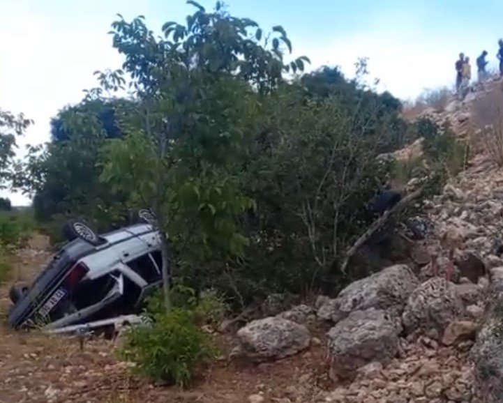 Mersin Erdemli'de Otomobil Şarampole Uçtu 3 Yaralı (2)