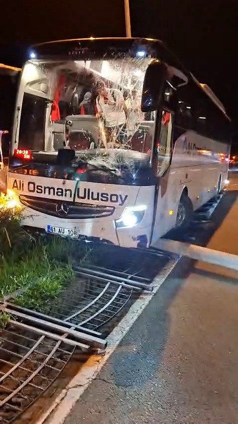 Rize’de Yolcu Otobüsü Refüje Çıktı (1)