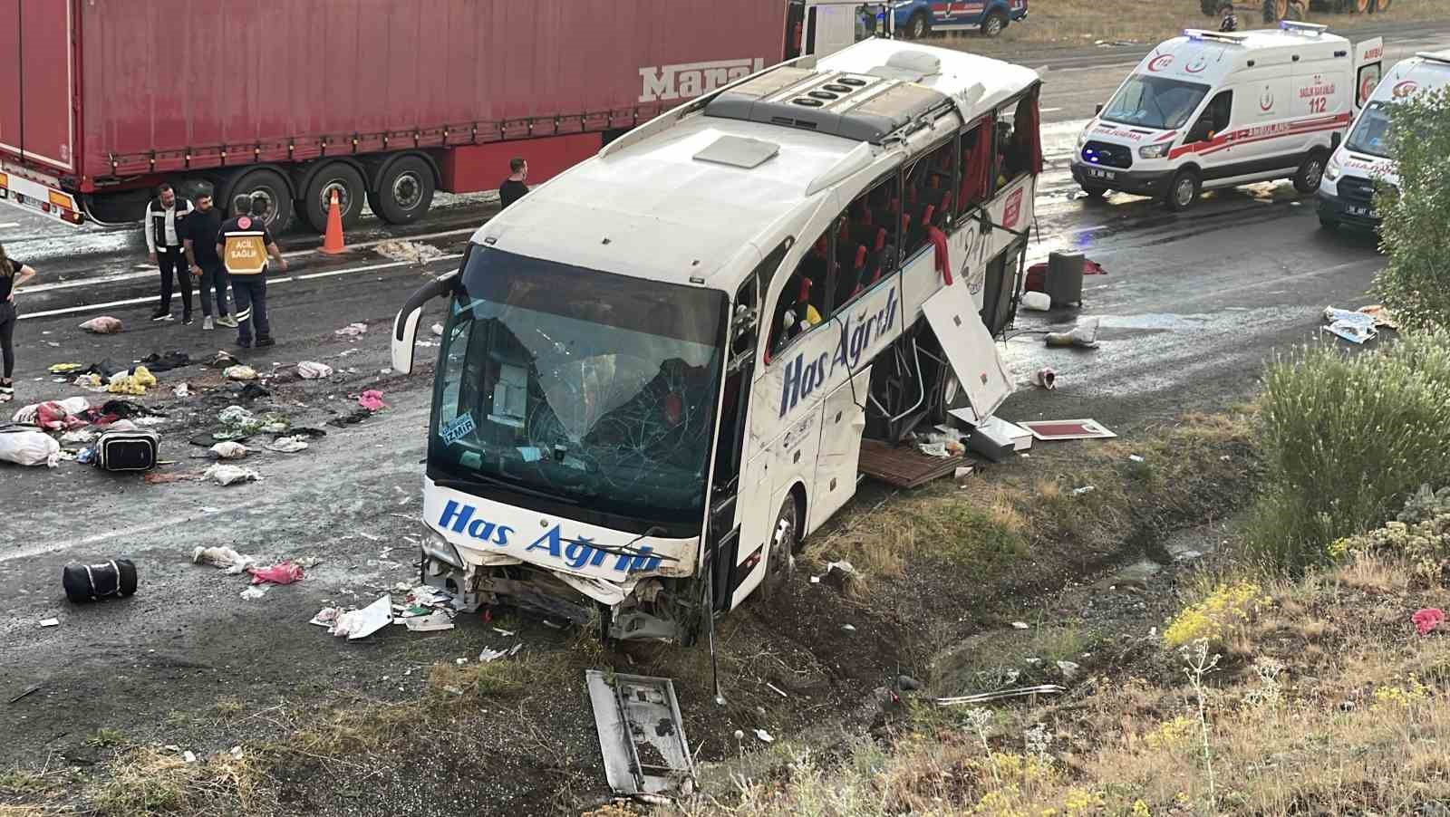 Sivas’ta Yolcu Otobüsü Kazası 4 Kişi Hayatını Kaybetti, 40 Yaralı (2)