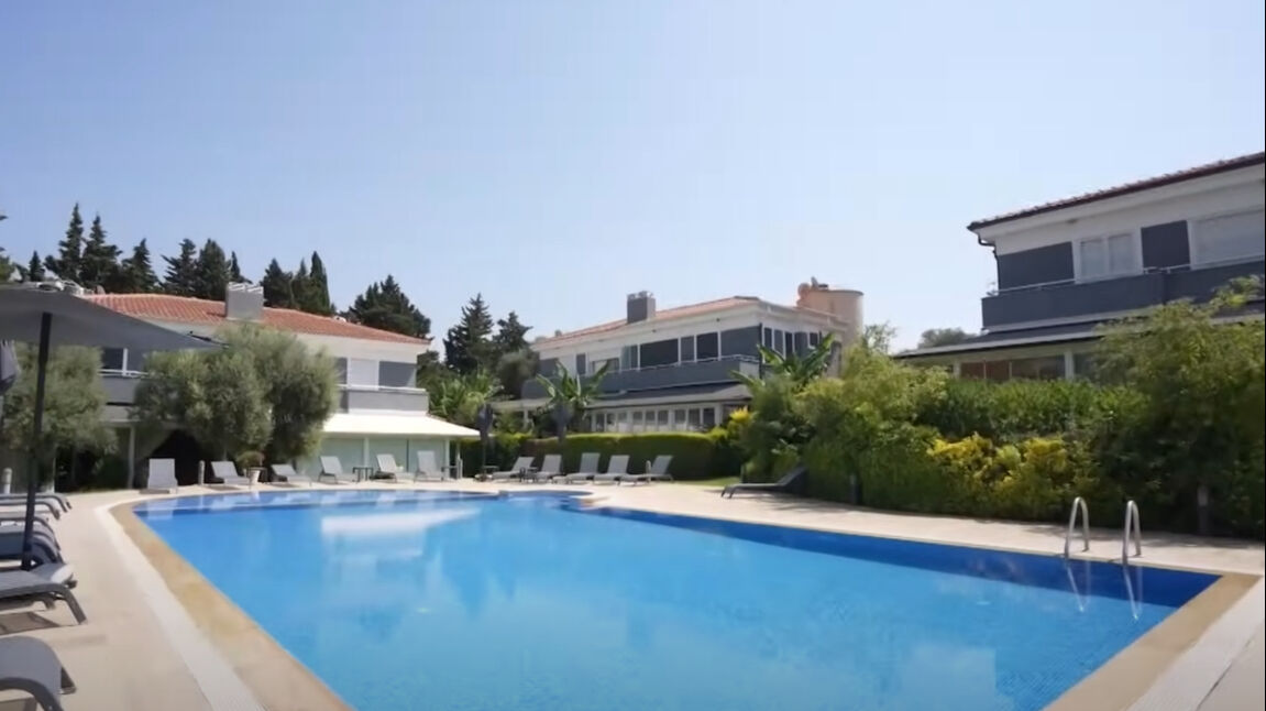 Yılmaz Vural’ın Alaçatı’daki Lüks Villası Gündem Oldu (1)