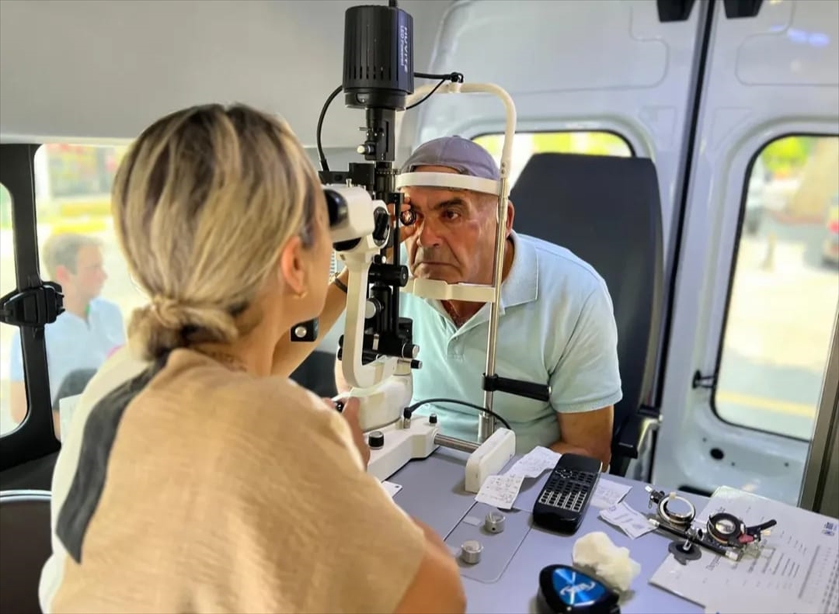 Ak Parti Antalya Milletvekili Çokal, Mobil Araçla Vatandaşın Göz Taramasını Yapıyor