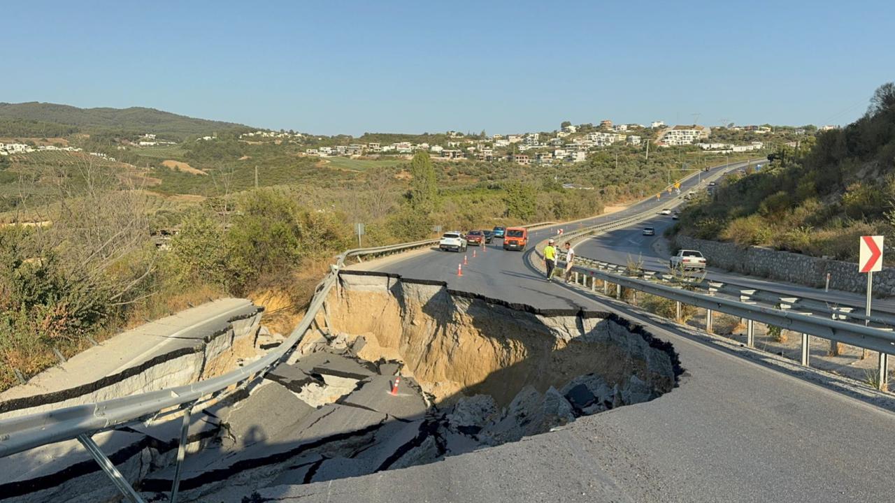 Aydın’da Kuşadası Söke Karayolunda Yol Çökmesi (2)