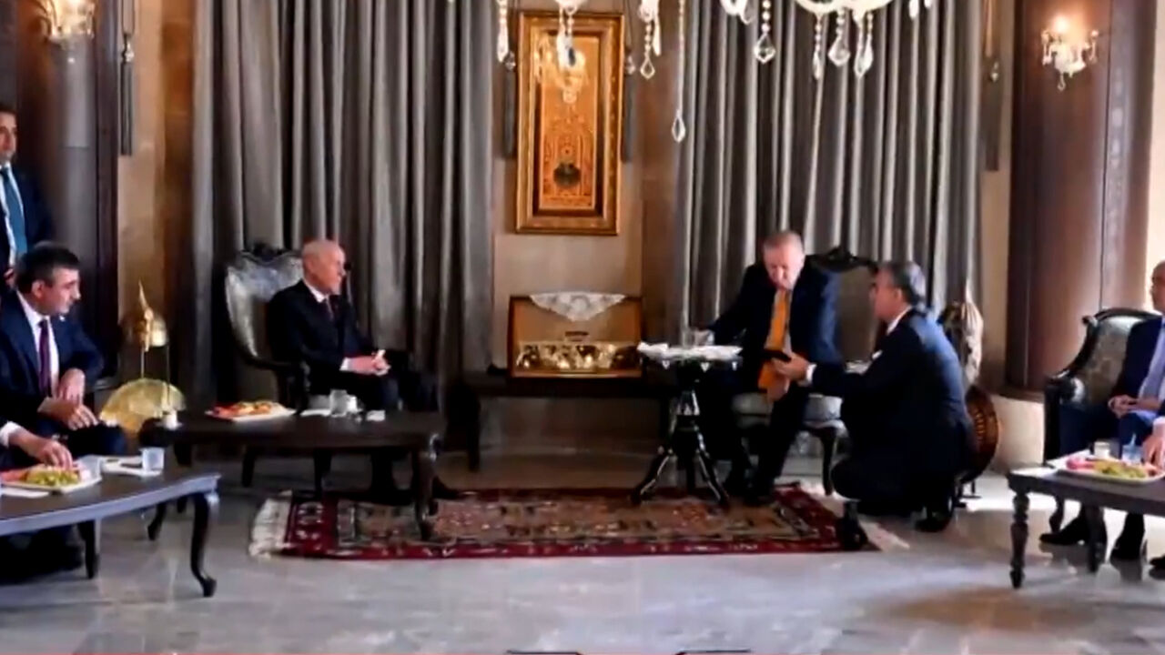 Bitlis’te Bahçeli’den Erdoğan’a Türkü Sürprizi2