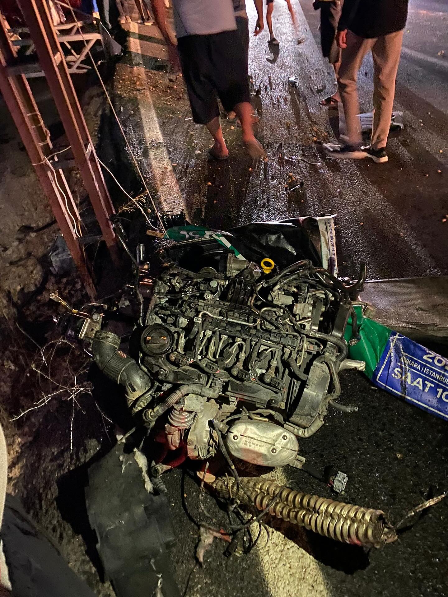 Düziçi’nde Feci Trafik Kazası Araç Direğe Çarptı2