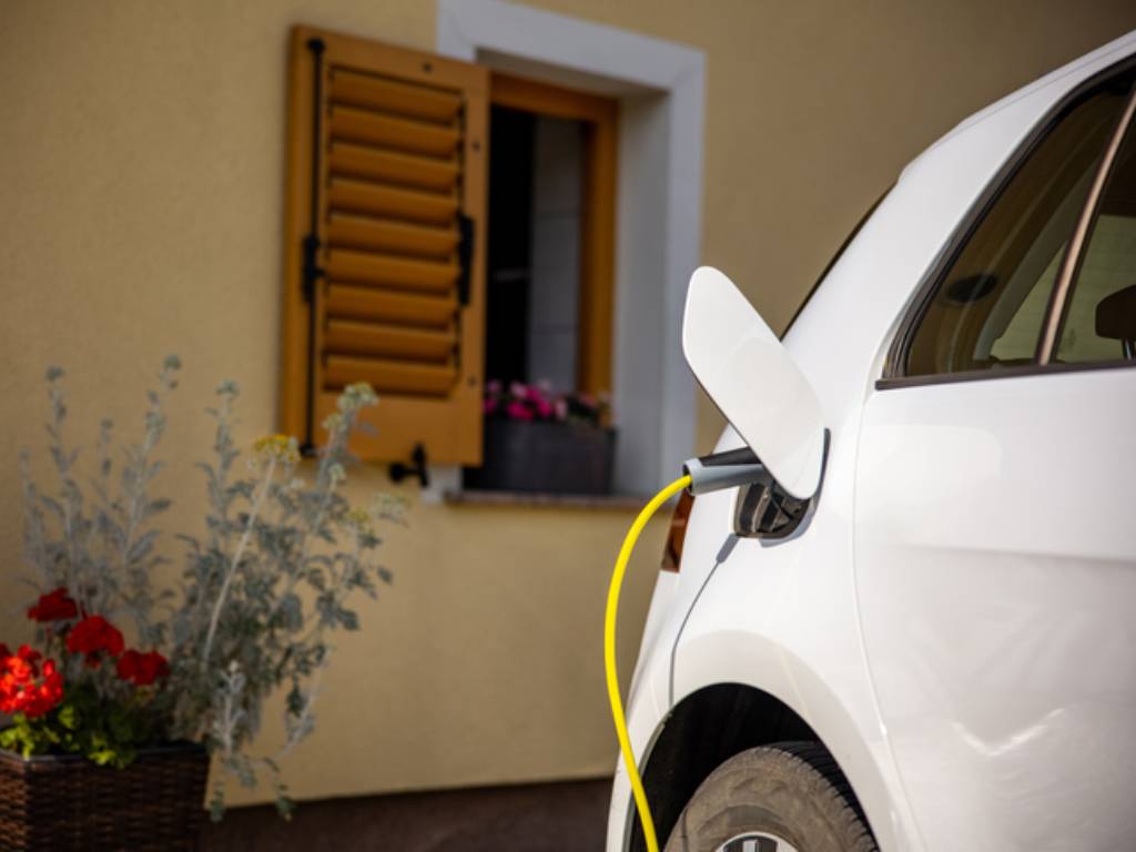 Evde Elektrik Arac Sarj Etme