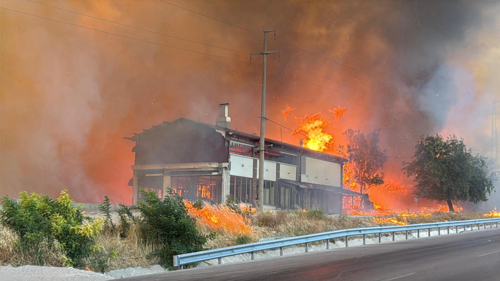 Evler Ve Arabalar Yandı3