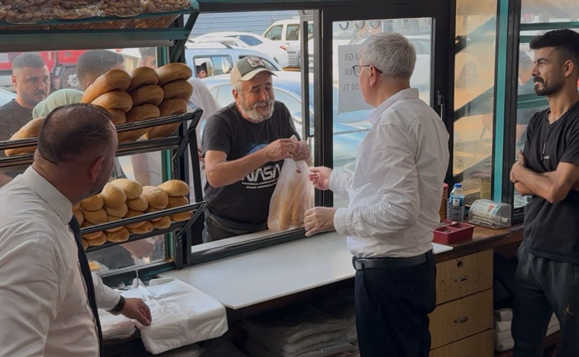 Osmaniye’de Ekmek Sırasında Milletvekili Sürprizi Seydi Gülsoy Tezgâh Başına Geçti (1)
