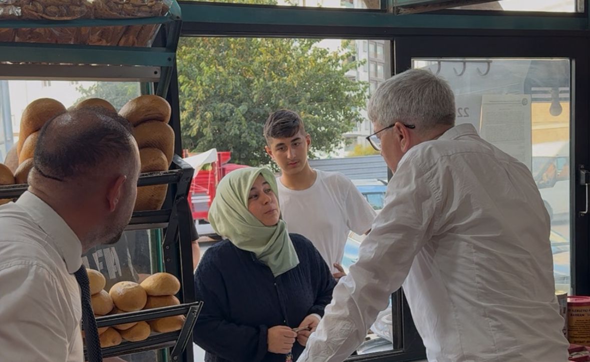 Osmaniye’de Ekmek Sırasında Milletvekili Sürprizi Seydi Gülsoy Tezgâh Başına Geçti (3)
