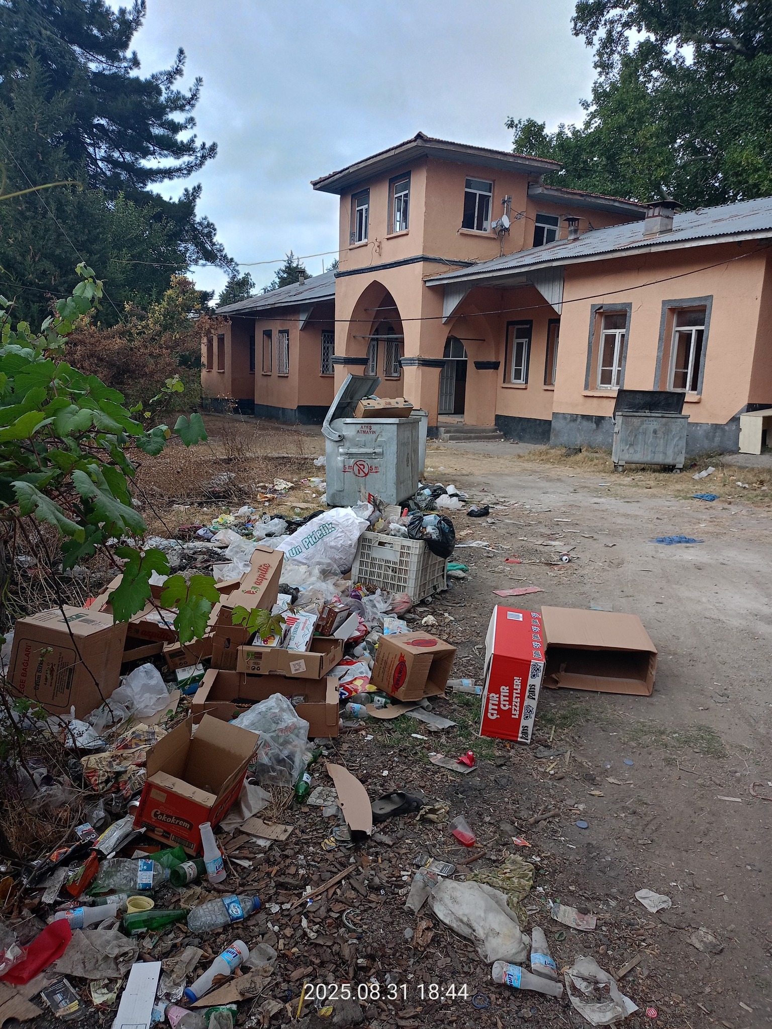 Osmaniye’nin Tarihi Konağı Çöp Deposu Oldu (2)