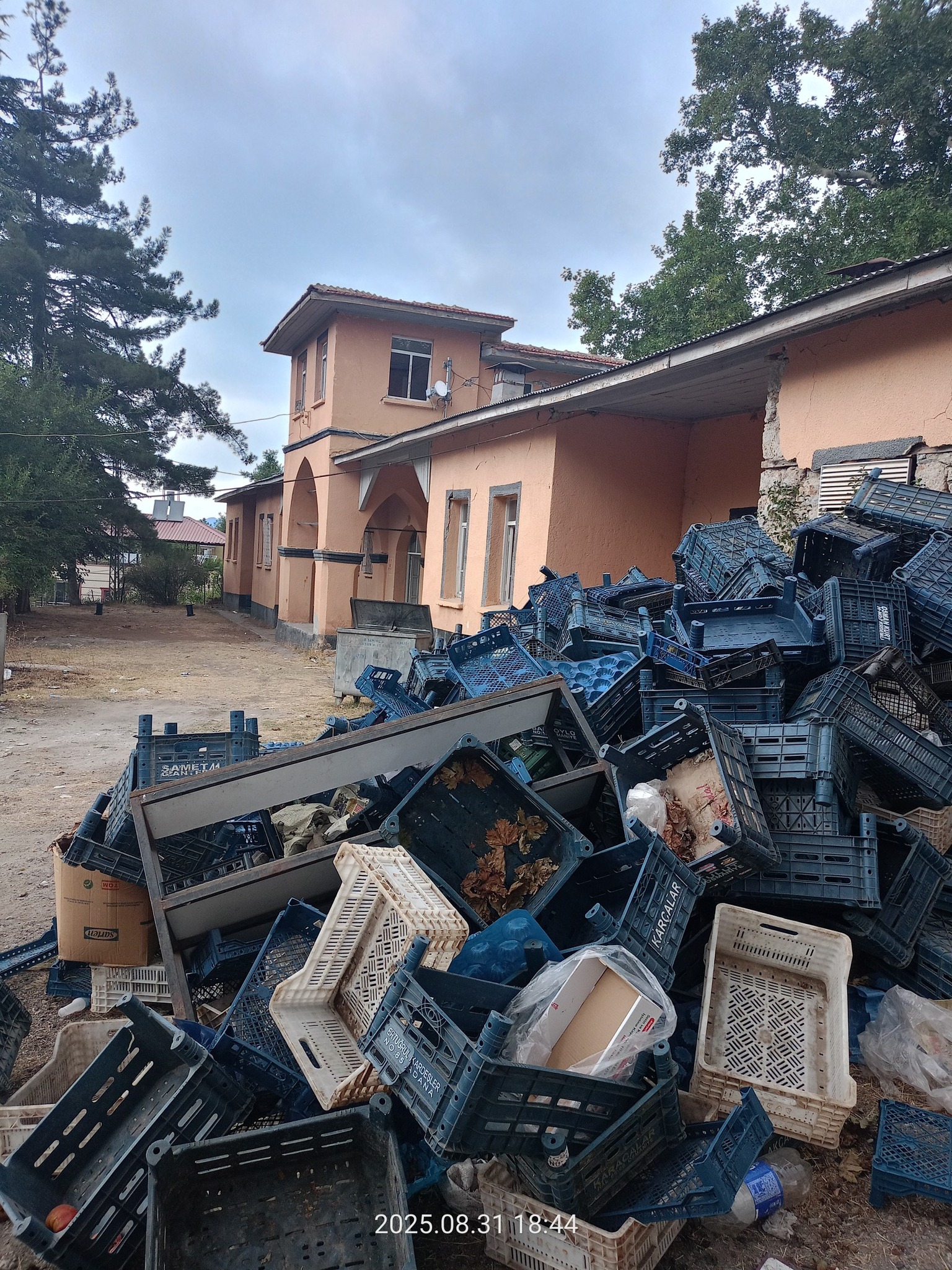 Osmaniye’nin Tarihi Konağı Çöp Deposu Oldu (3)