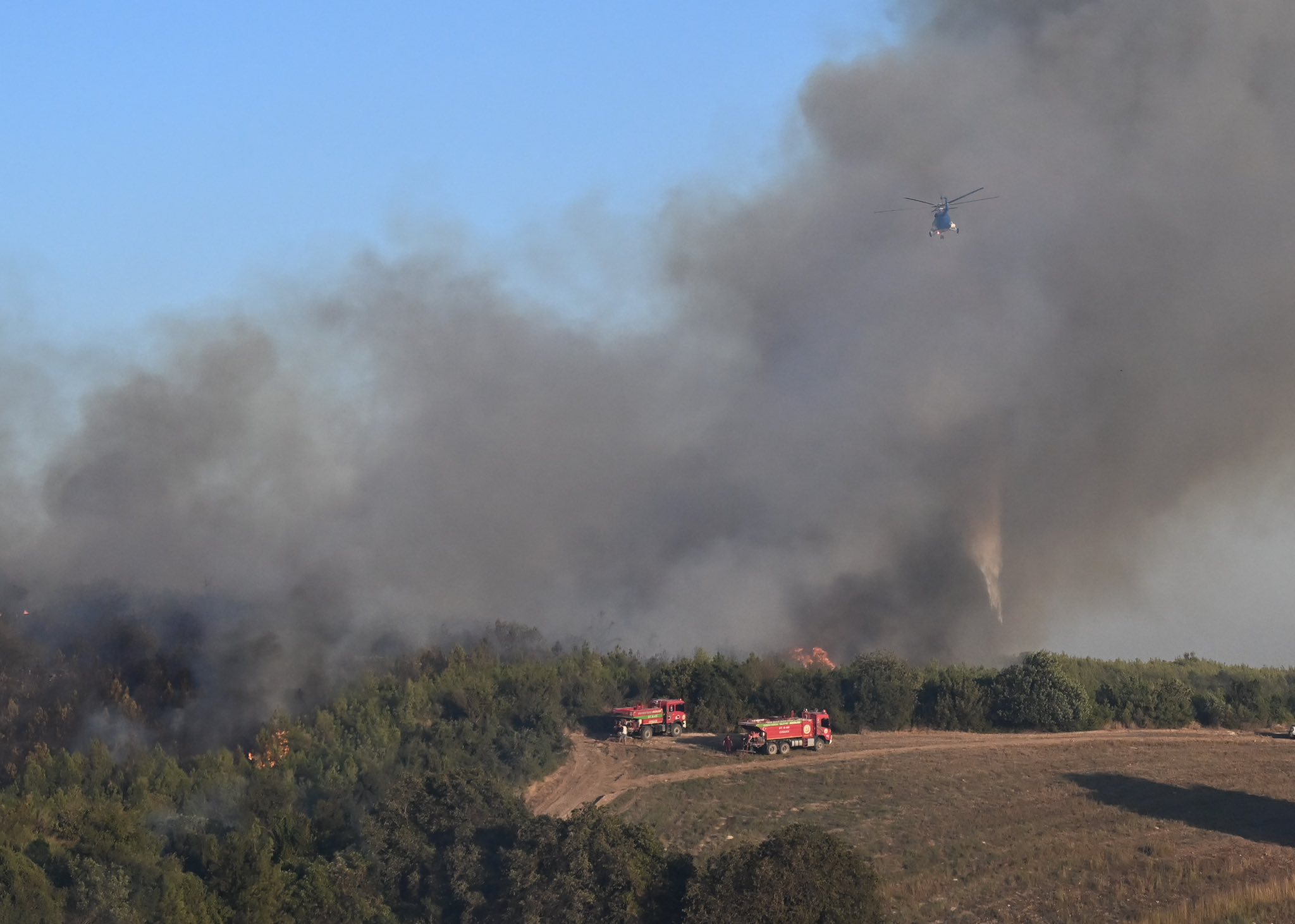 Sumbas’taki Yangına 3 Helikopter Ve 1 Uçakla Müdahale (1)