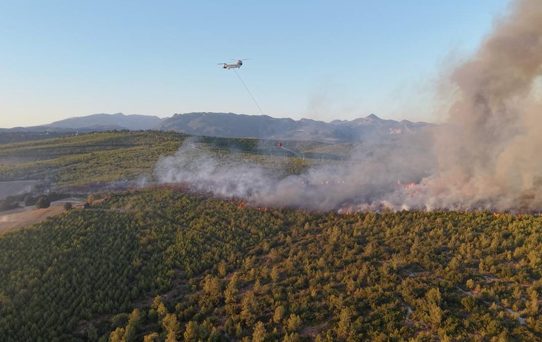 Sumbas’taki Yangına 3 Helikopter Ve 1 Uçakla Müdahale (3)