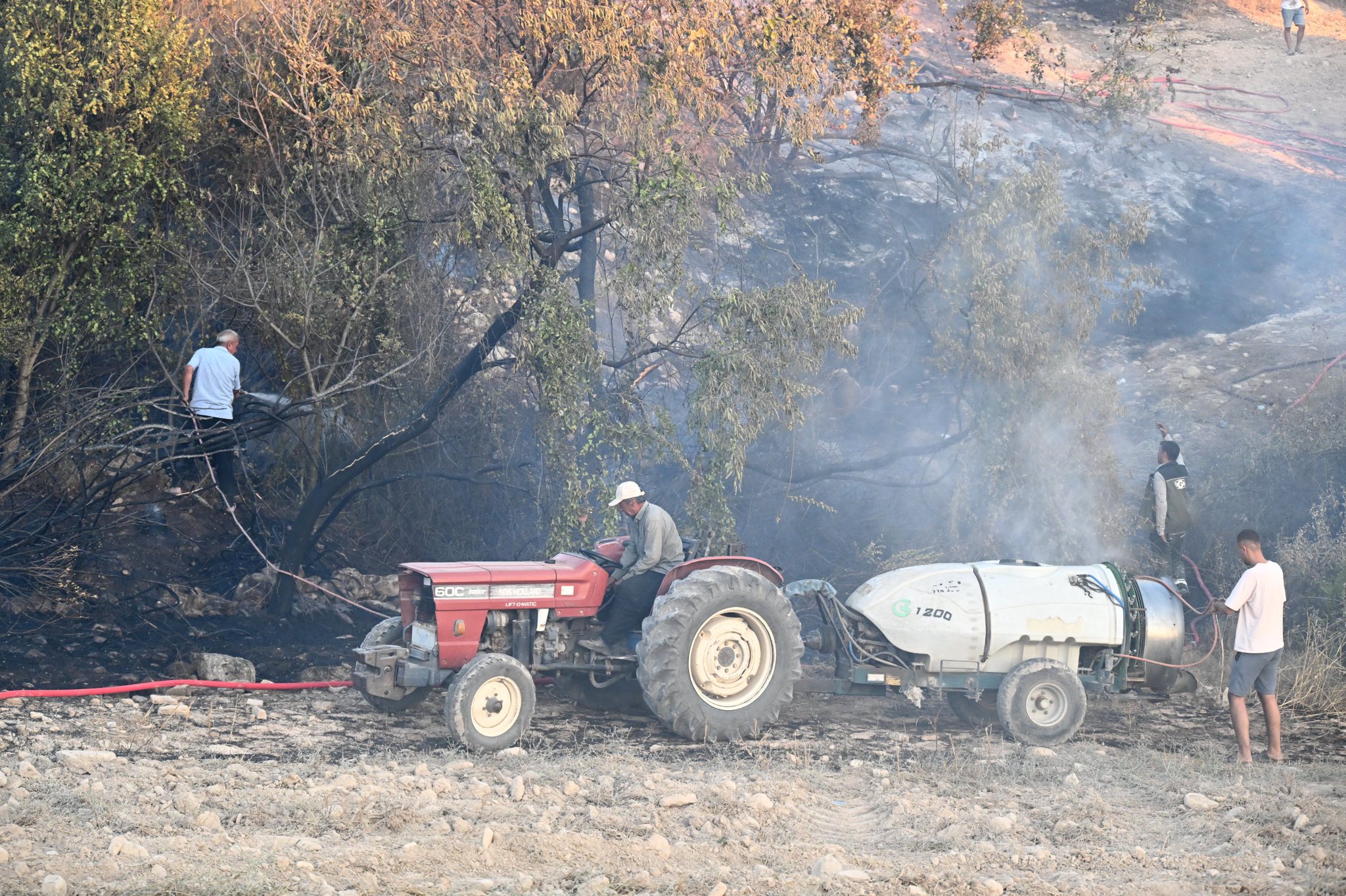 Sumbas’taki Yangına 3 Helikopter Ve 1 Uçakla Müdahale (5)