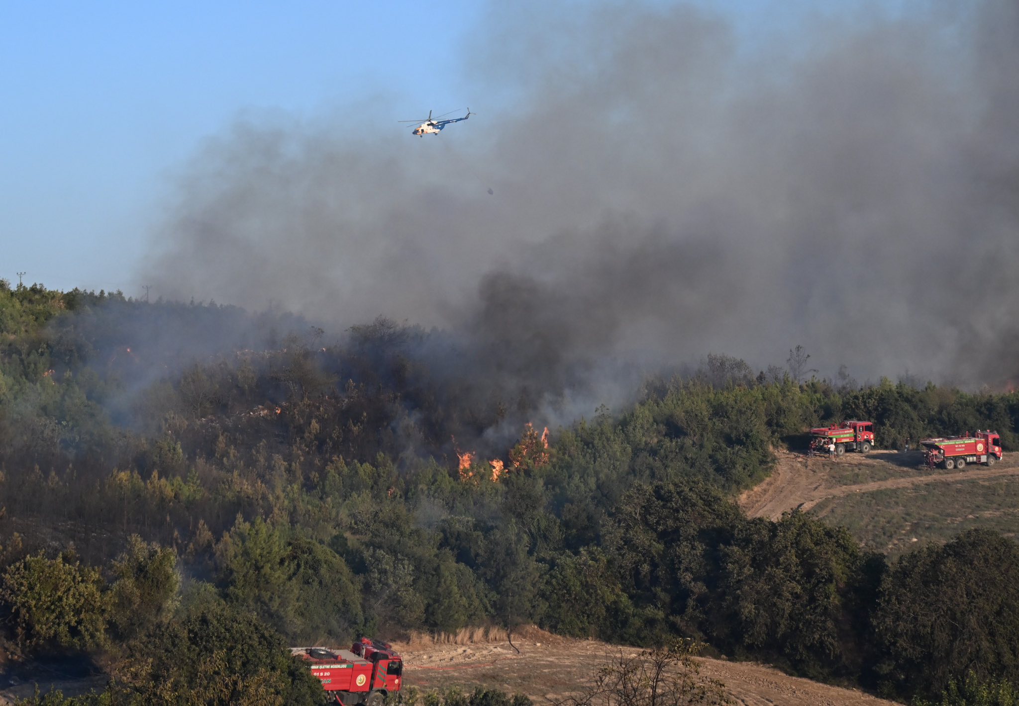 Sumbas’taki Yangına 3 Helikopter Ve 1 Uçakla Müdahale (9)