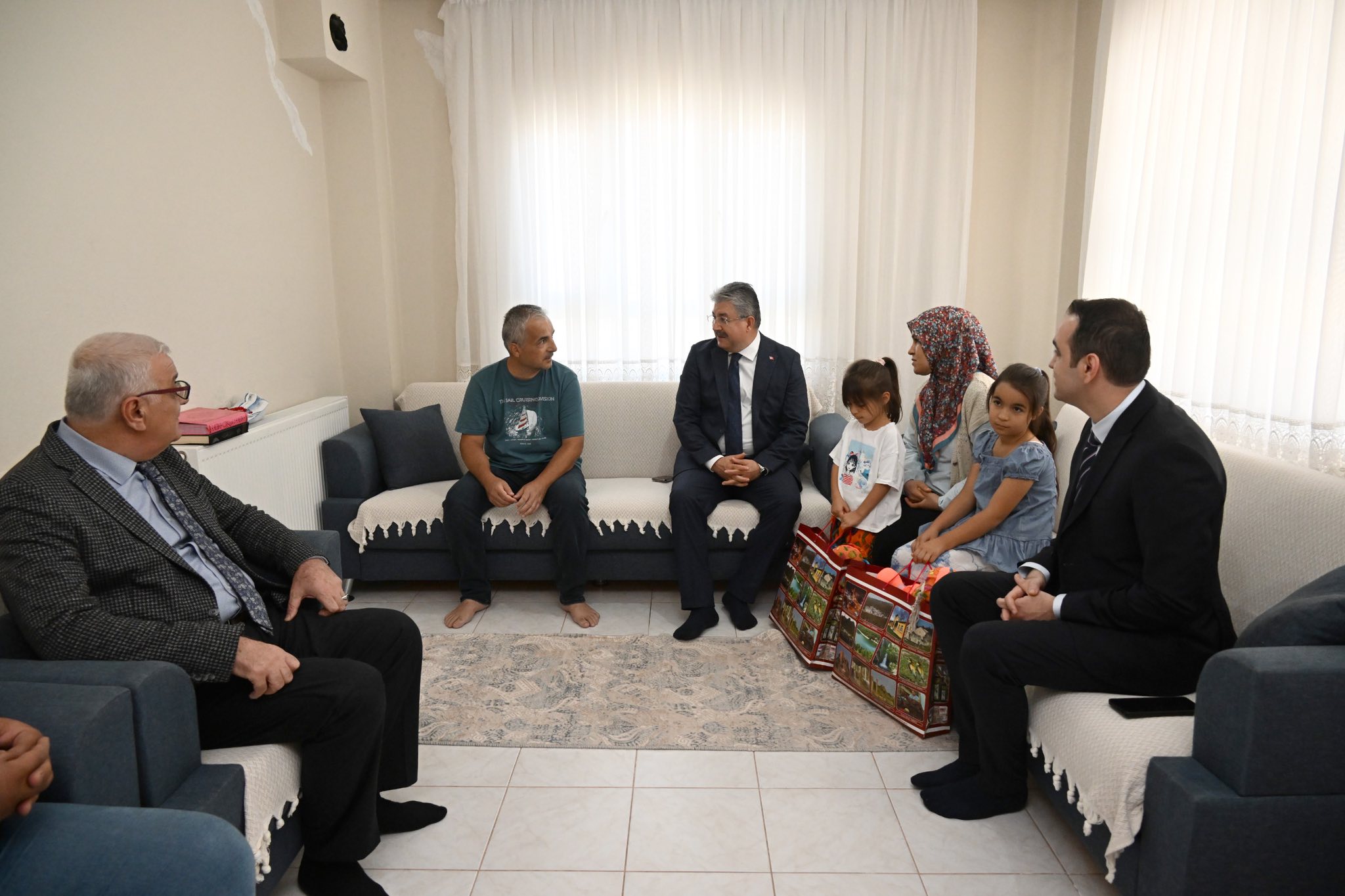 Vali Yılmaz’dan İki Çocuklu Aileye Ziyaret3