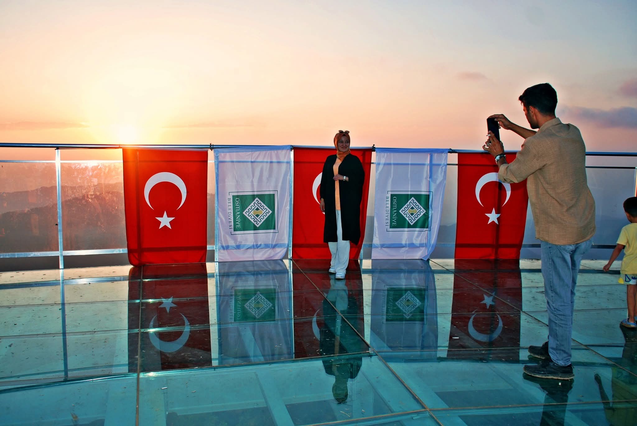 Zorkun Yaylası’nda Cam Terasta Günbatımı Büyüledi (3)