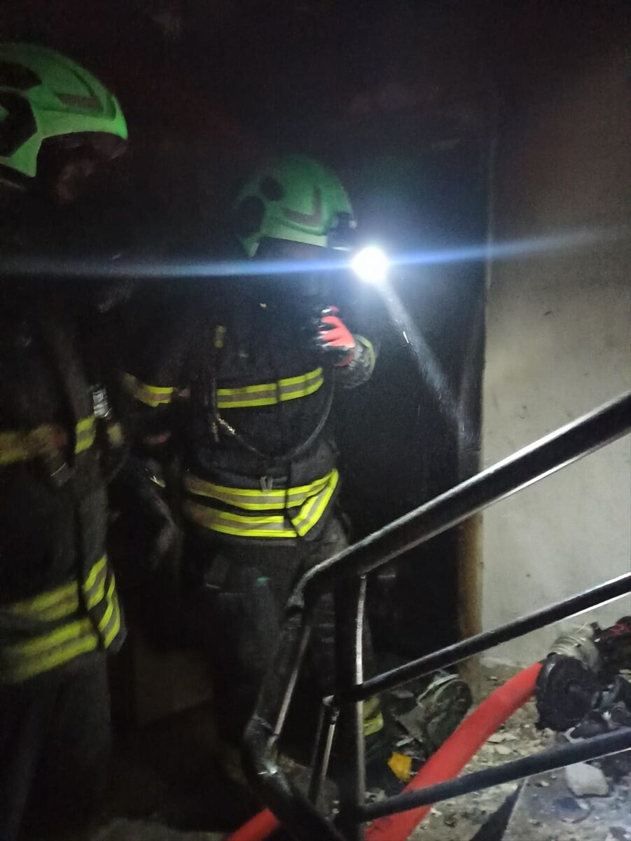 Adana'da apartman dairesinde çıkan yangın söndürüldü