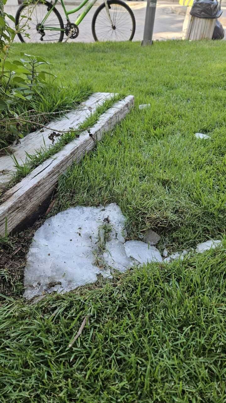 Antalya'da bir parka buz kütlesinin düşmesi güvenlik kamerasında